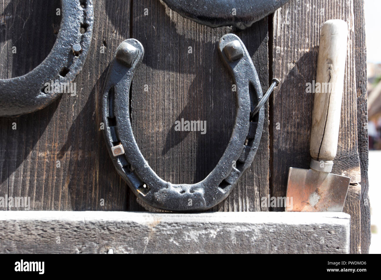Hufeisen auf einer Wand; Symbol von Glück Stockfotografie Alamy