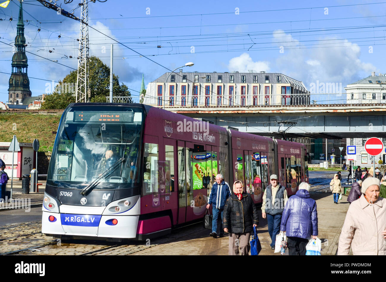 Straßenbahn in der Fußgängerzone der Altstadt von Riga, Lettland Stockfoto