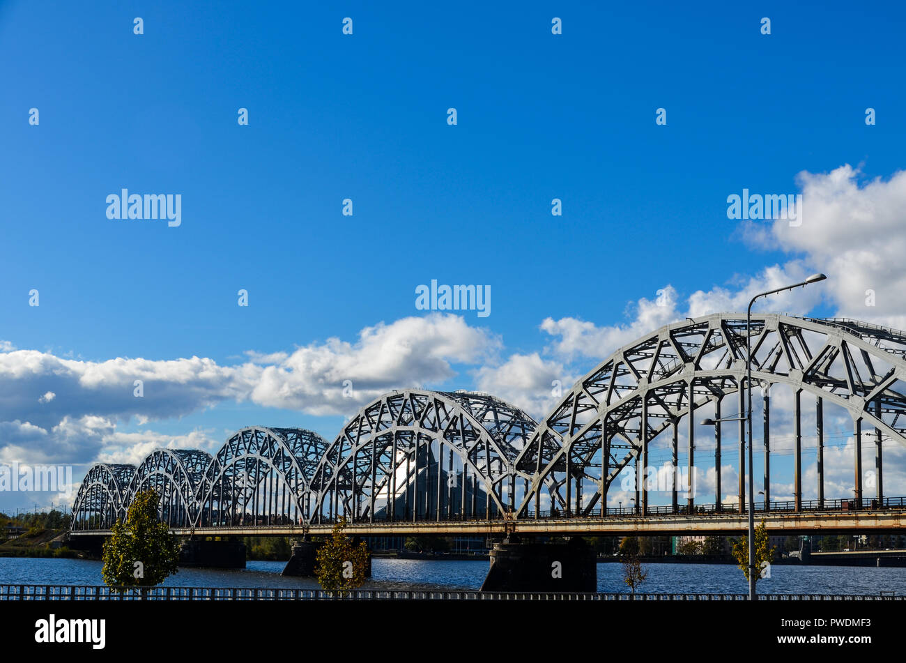 Eisenbahnbrücke, Riga, Lettland, über den Fluss Daugava Stockfoto
