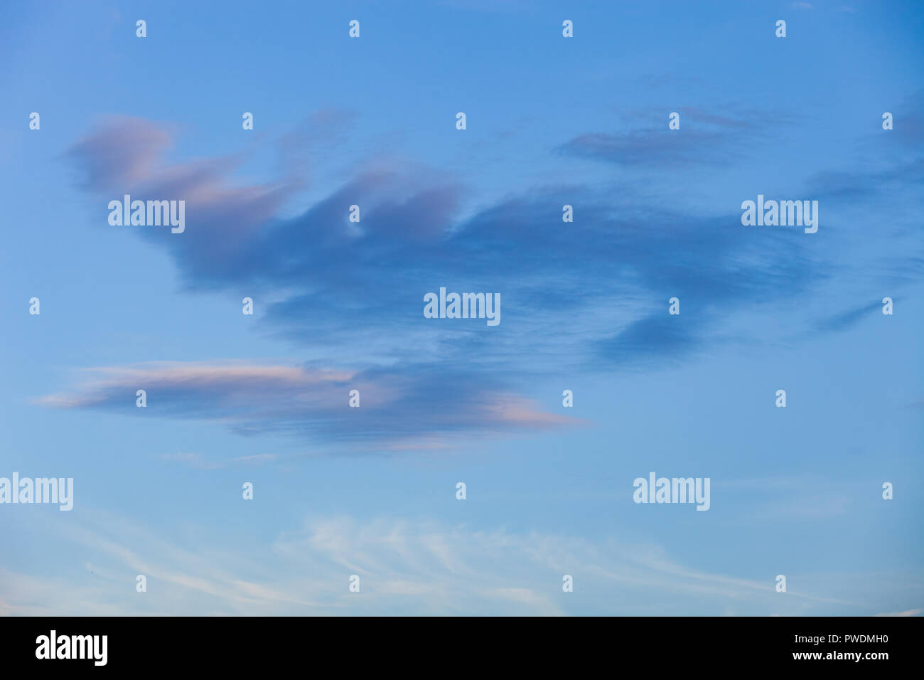 Himmel Hintergrund mit schönen Wolken am strahlend blauen Himmel Stockfoto