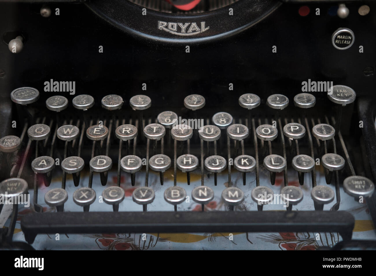 Antike Royal Schreibmaschine abgedeckt in Staub Stockfoto