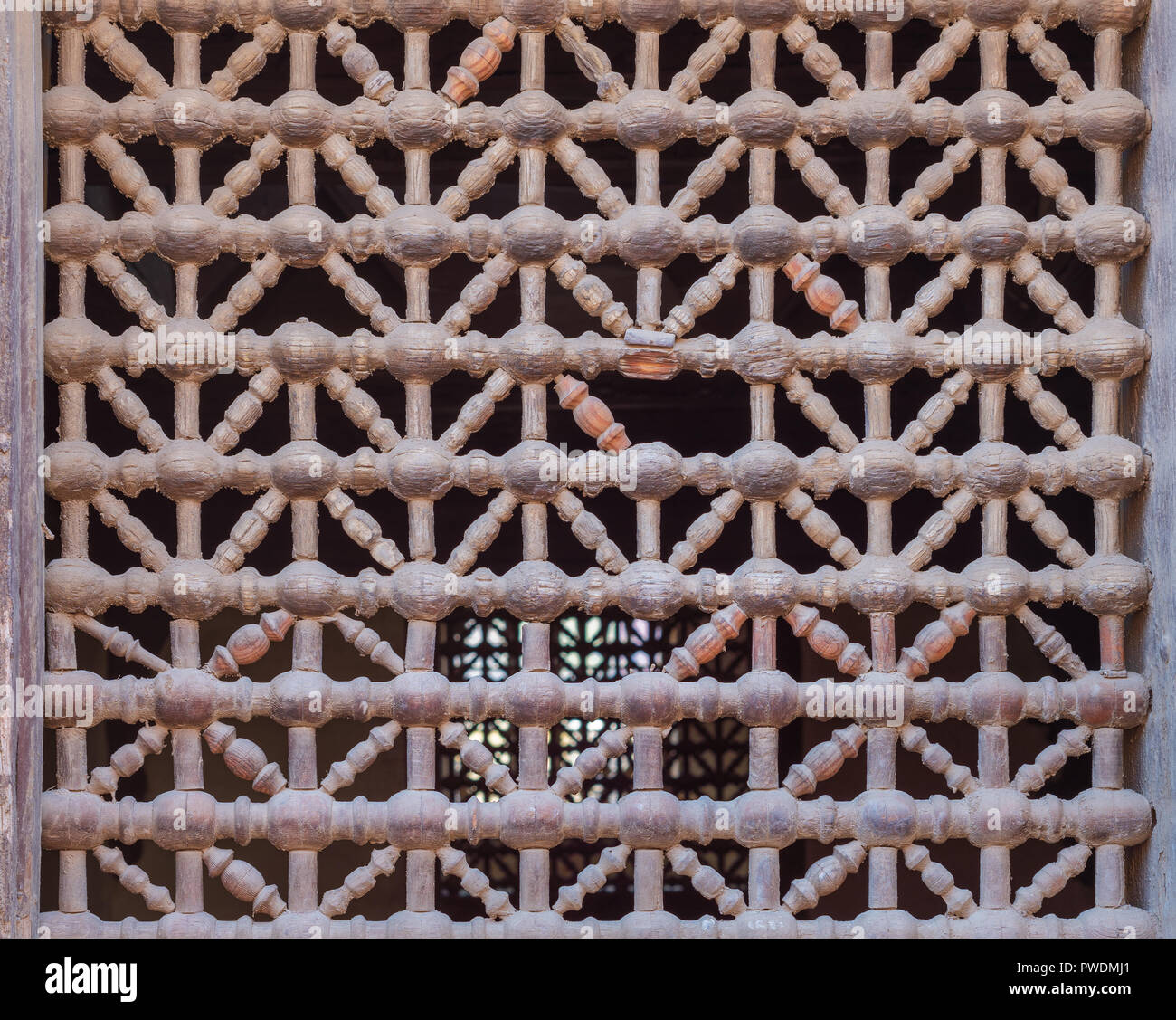 Alten grunge verwittertes Holz- feste vergitterten Fenster (mashrabiya), Kairo, Ägypten Stockfoto