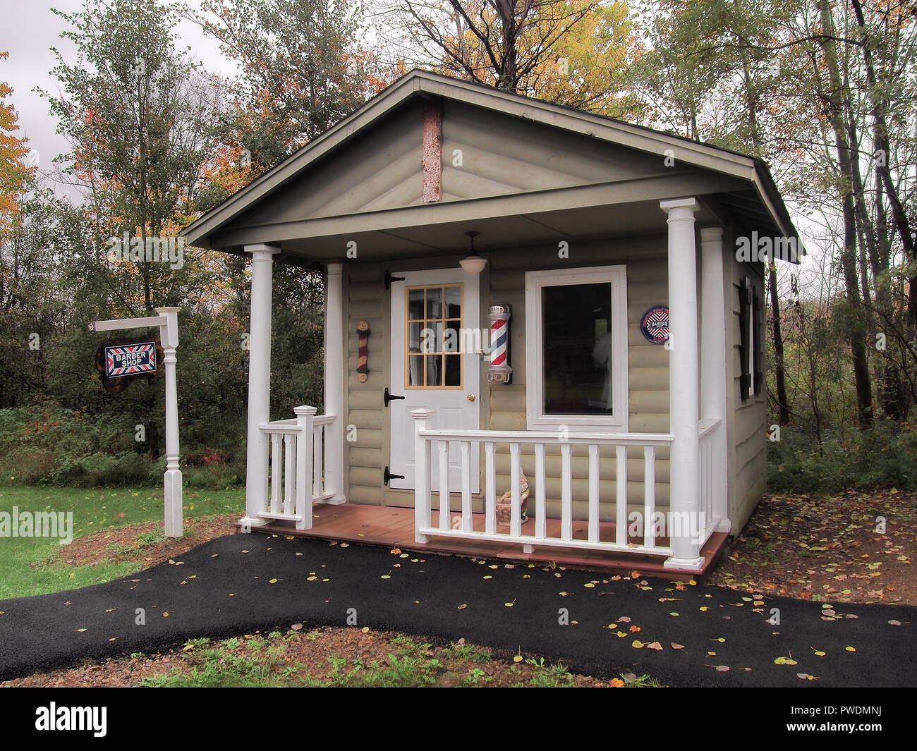 Spekulant, New York, USA. Oktober 11, 2018. Modell eines Friseur in einer kleinen verkleinert Stadt für Kinder hinter dem Dorf Spielplatz in Spekula Stockfoto