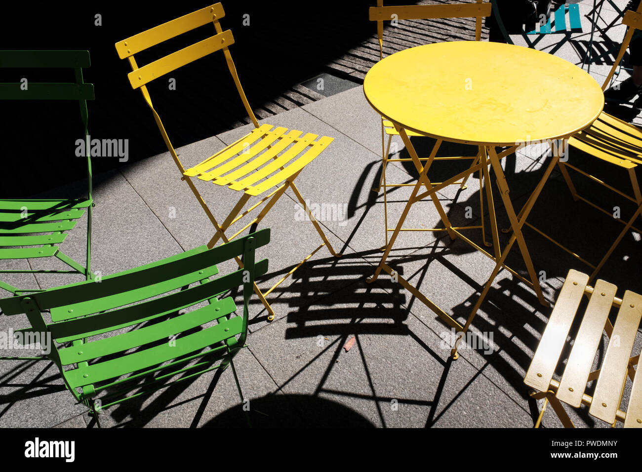 UK, London - farbenfroh Tische und Stühle im Freien Cafe Stockfoto