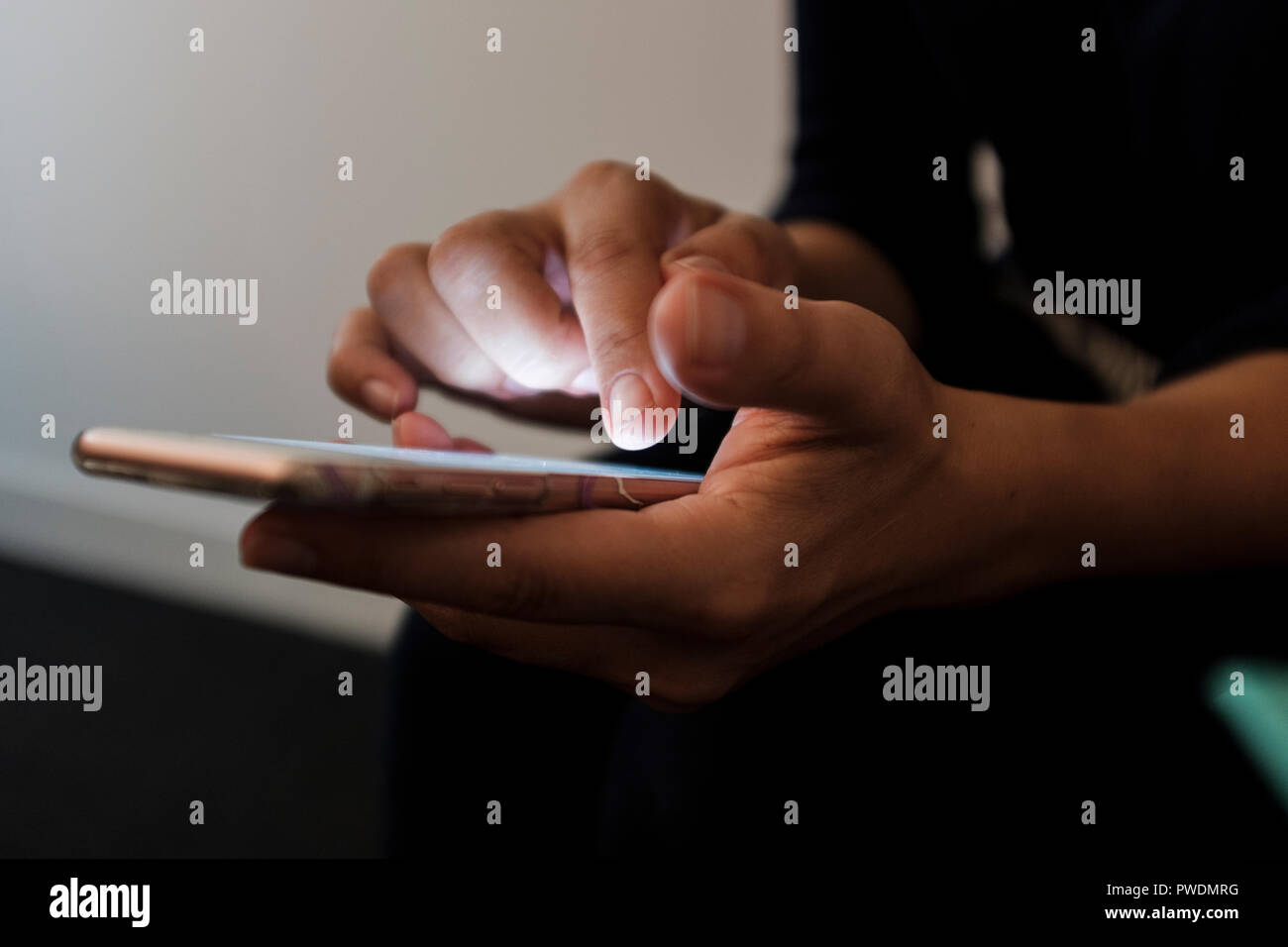 Selektiver Fokus, Nahaufnahme von einer Frau mit einem Touchscreen smartphone Stockfoto