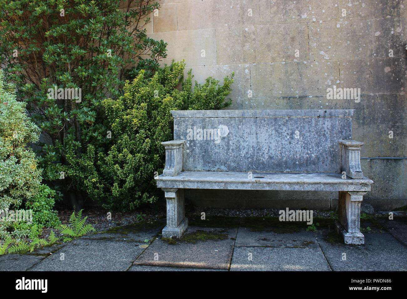 Steinbank gegen schloss Wand Stockfoto