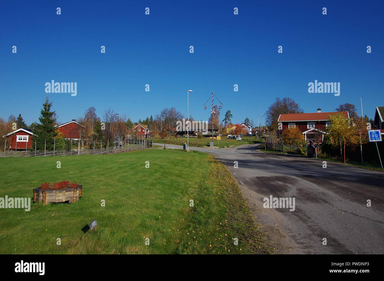 Schöne Herbstfarben in Wäldern und Flüssen rund um den kleinen ländlichen Stadt Björbo in Dalarna. Stockfoto