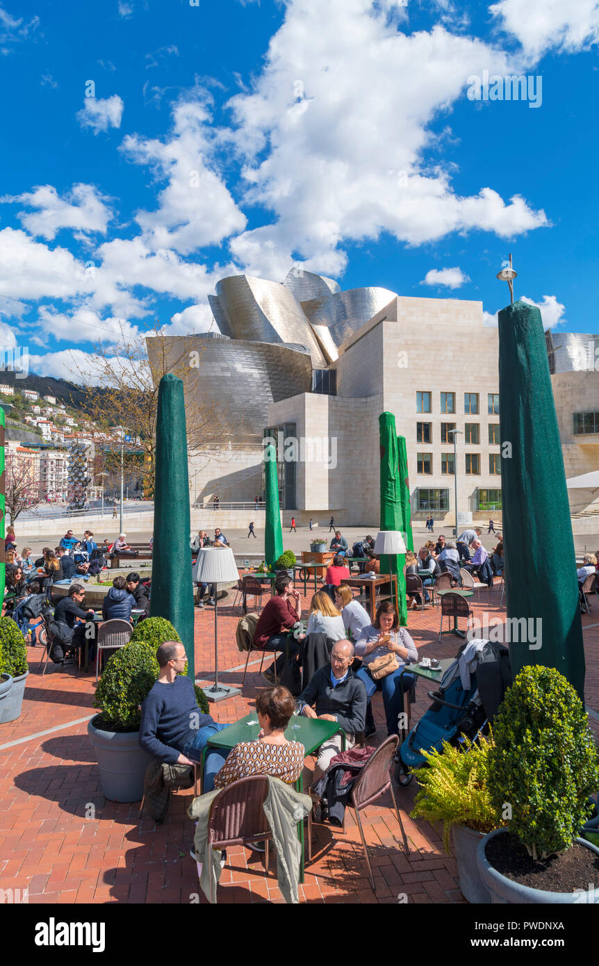 Terraza Campa de los Ingleses Cafe mit dem Guggenheim Museum hinter, Paseo de la Memoria, Bilbao, Baskenland, Spanien Stockfoto