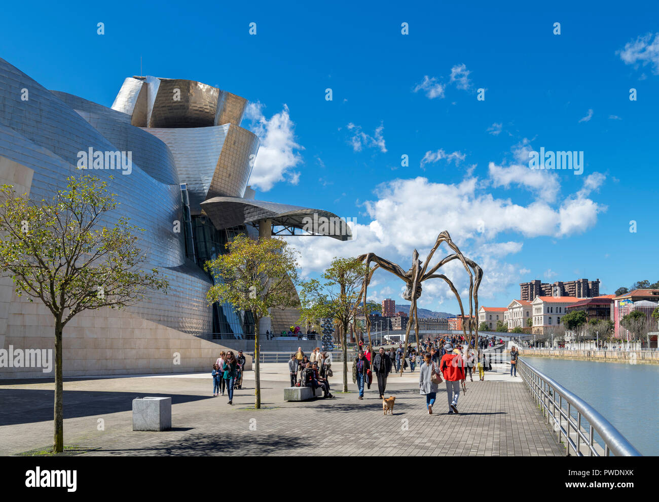 Guggenheim Bilbao. Die riesenspinne Skulptur Maman, die von außerhalb des Guggenheim Museum, Bilbao, Baskenland, Spanien Louise Bourgeois Stockfoto