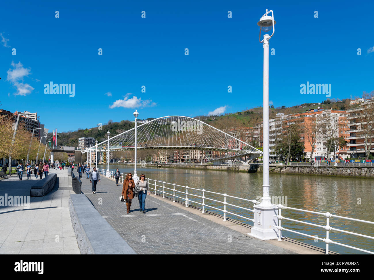 Die Santiago Calatrava entworfen, Zubizuri Brücke über den Fluss Nervion, Muelle de Urbitarte, Bilbao, Baskenland, Spanien Stockfoto