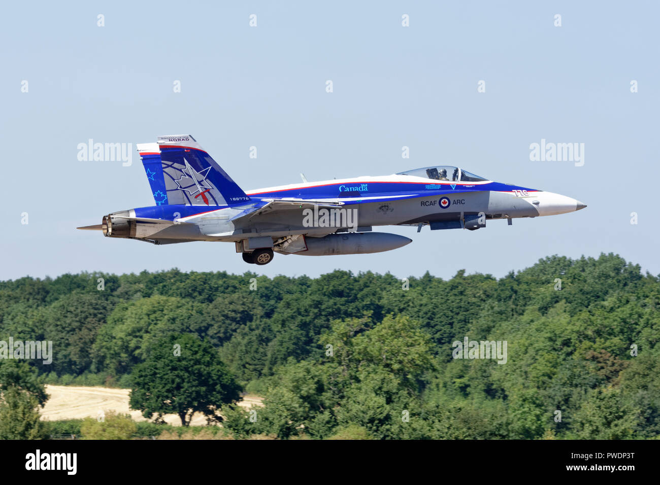 Royal Canadian Air Force Hornet Kampfjet von der CF-18 Demonstration Team nimmt an der Royal International Air Tattoo zu Proben Stockfoto