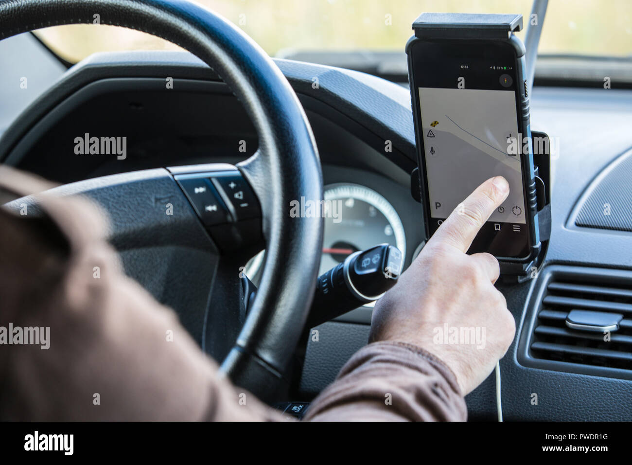 Fahrer im Auto steuert den Navigator. Close-up Teil Stockfoto