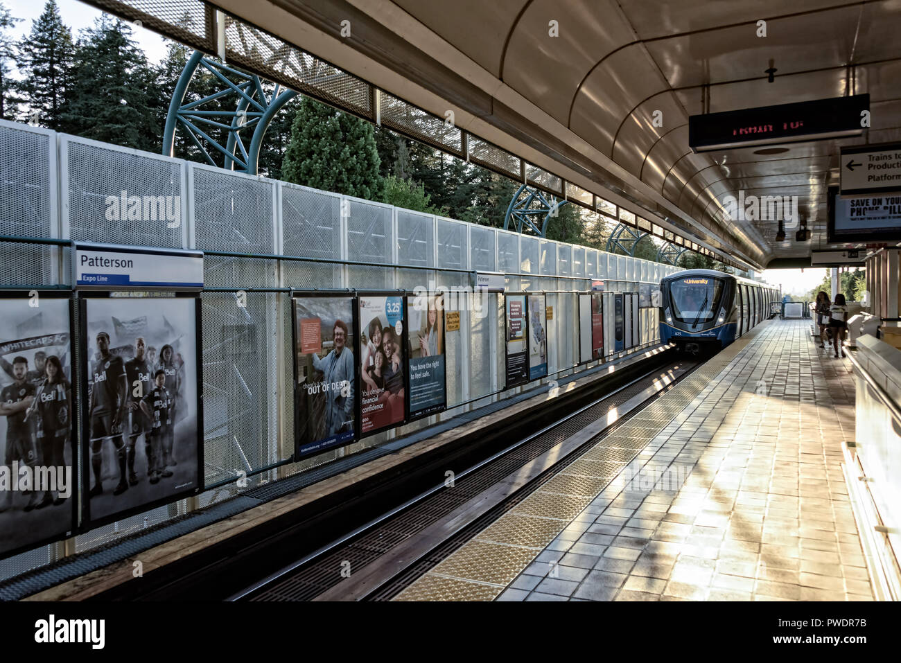 Menschen, die darauf warteten, Skytrain kommenden Plattform in Patterson Skytrain station Burnaby BC Kanada Stockfoto