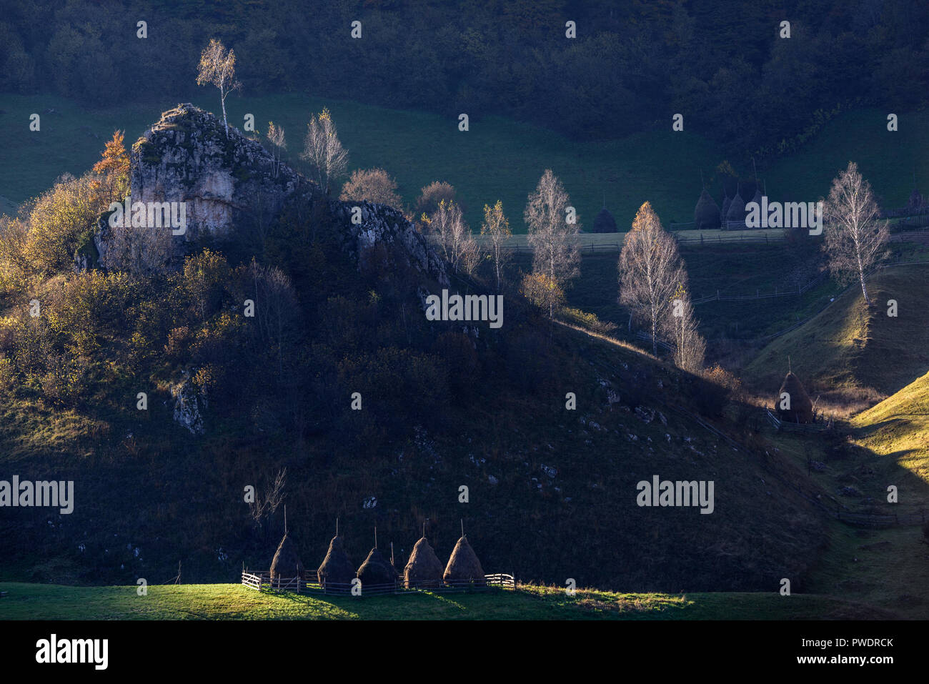 Herbst Landschaft in den Bergen mit Stack von Heu. Traditionelle hay Stacks, typisch ländliche Szene von Fundatura Ponorului, Rumänien. Stockfoto