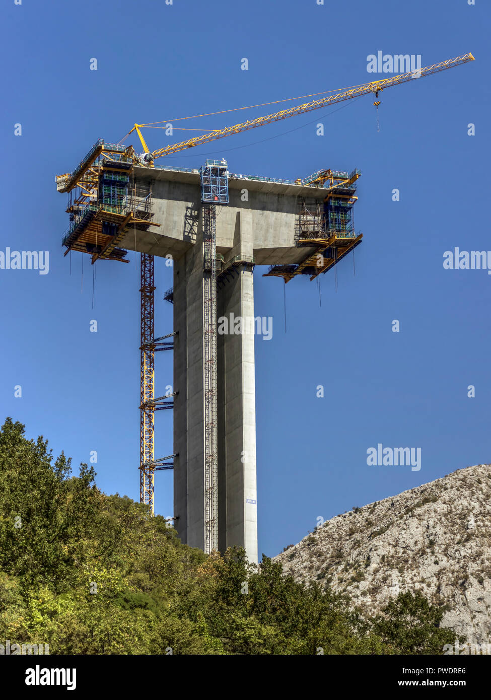 Montenegro, September 2018 - Bau der Unterstützung konkrete Säulen für die künftige Brücke über Moraca Canyon auf der Autobahn Bar-Boljare Stockfoto