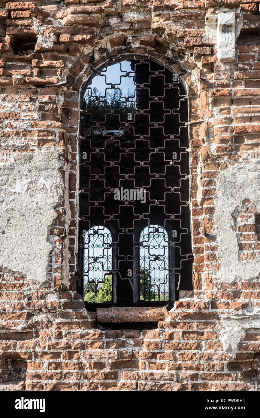 Wand und die bogenförmige Fenster der alten zerstörten Kirche Stockfoto