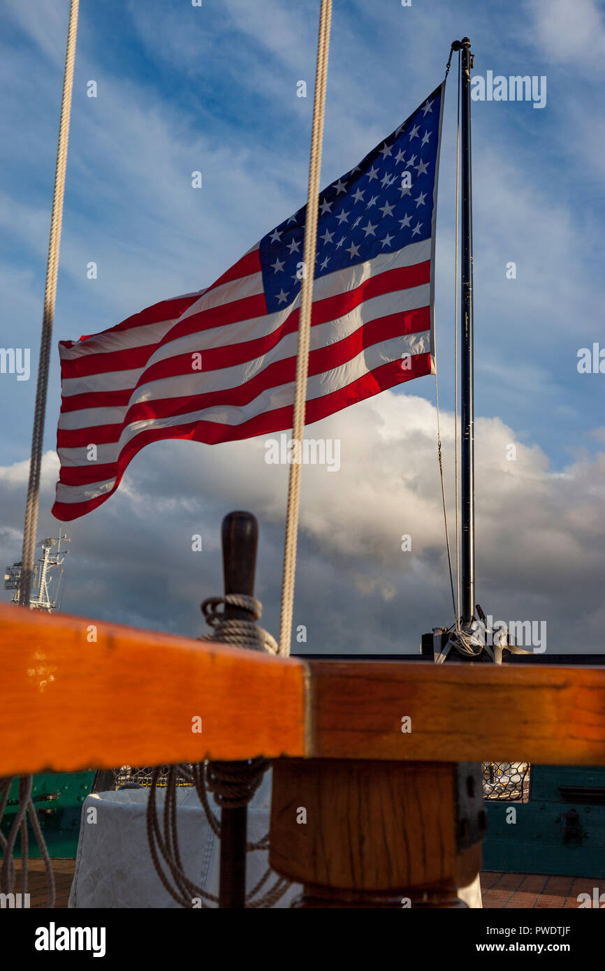 Amerikanische Flagge vom Heck der USS Constituion - Old Ironsides, im Hafen von Boston, Massachusetts, USA fliegen Stockfoto