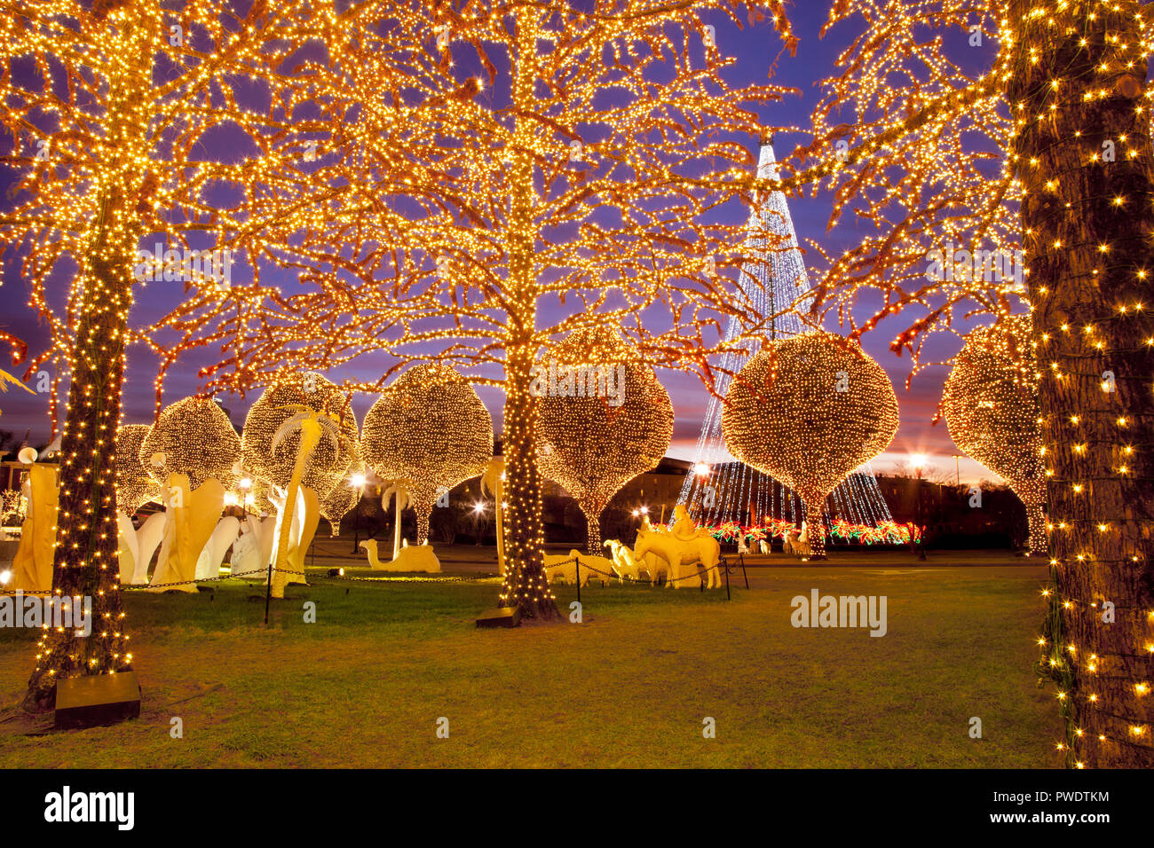 Weihnachtsdekorationen und -Lichter im Opryland Hotel, Nashville, Tennessee, USA Stockfoto