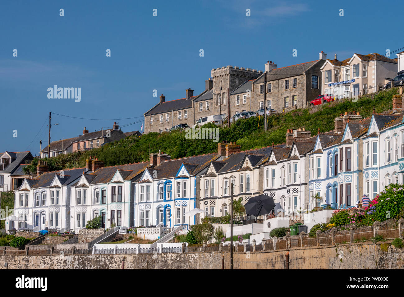 Eigenschaften mit Blick auf den malerischen Hafen von Camborne, Cornwall, England. Stockfoto