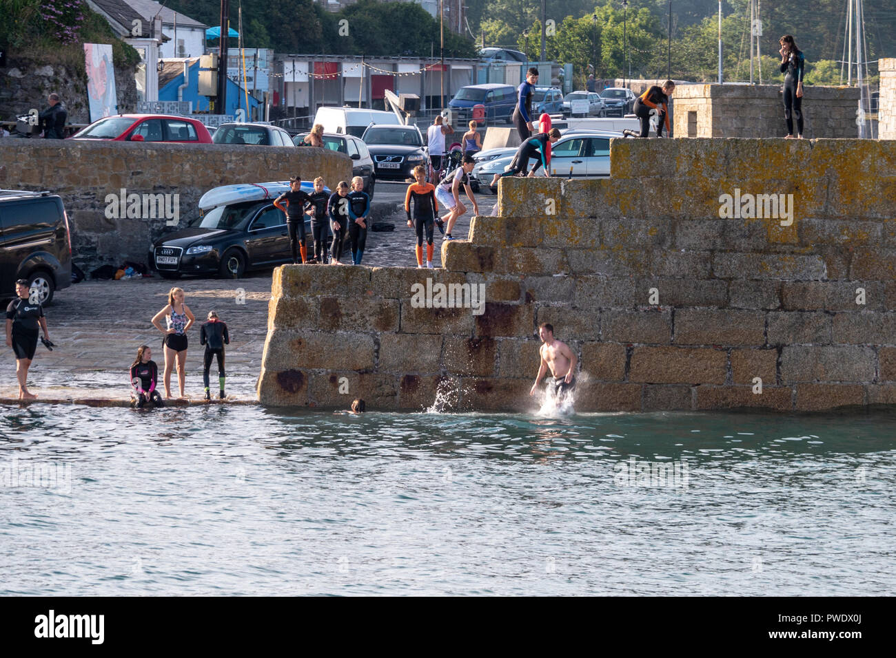 Menschen in Camborne Hafen - Camborne, Cornwall, UK springen. Stockfoto