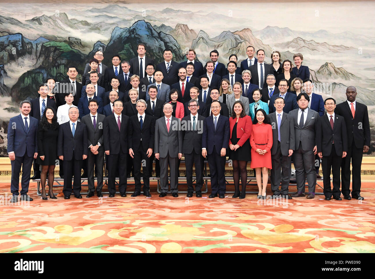 Peking, China. 15 Okt, 2018. Chinesische Vizepräsident Wang Qishan trifft sich mit den Teilnehmern des Forum der sechsten China-France Young Leaders" in Peking, der Hauptstadt von China, 15. Oktober 2018. Credit: Yan Yan/Xinhua/Alamy leben Nachrichten Stockfoto