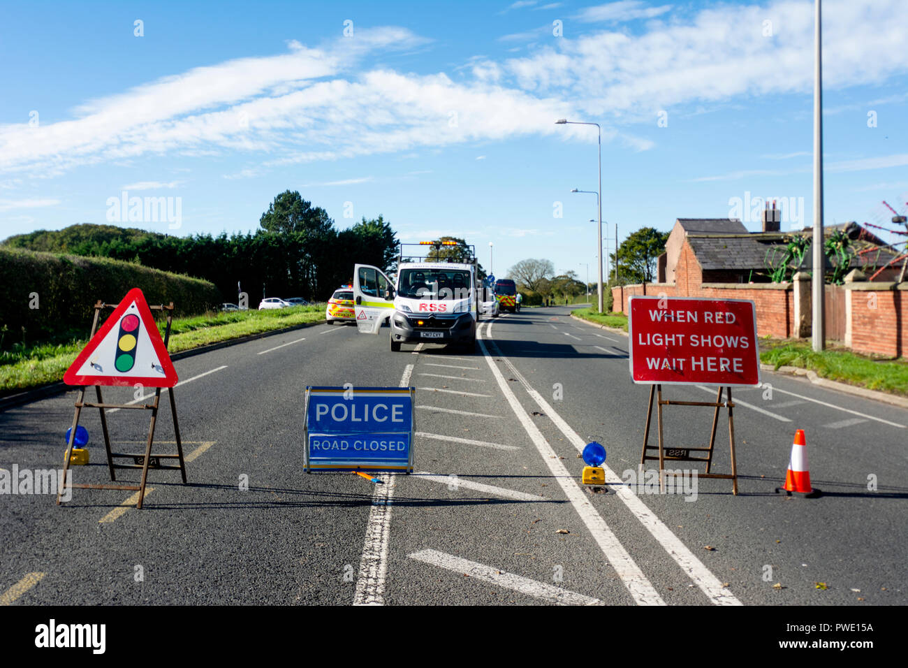 Blackpool, Großbritannien. 16. Oktober 2018: Anti-fracking Demonstranten setzten ihren Protest gegen Cuadrilla wie beginnt das Unternehmen mit der Brunnen an den explorativen Shale Gas Website neben Preston New Road, Little Plumpton in der Nähe von Blackpool zu Frack. Zwei Demonstranten auf, um ein Gerät in der Straße am Wensierski's Farm, die das Land gepachtet Cuadrilla gesperrt. Die Polizei sperrte den Abschnitt von Preston New Road, wodurch der Kraftfahrer auf alternative Routen zu lenken. Credit: Dave Ellison/Alamy leben Nachrichten Stockfoto