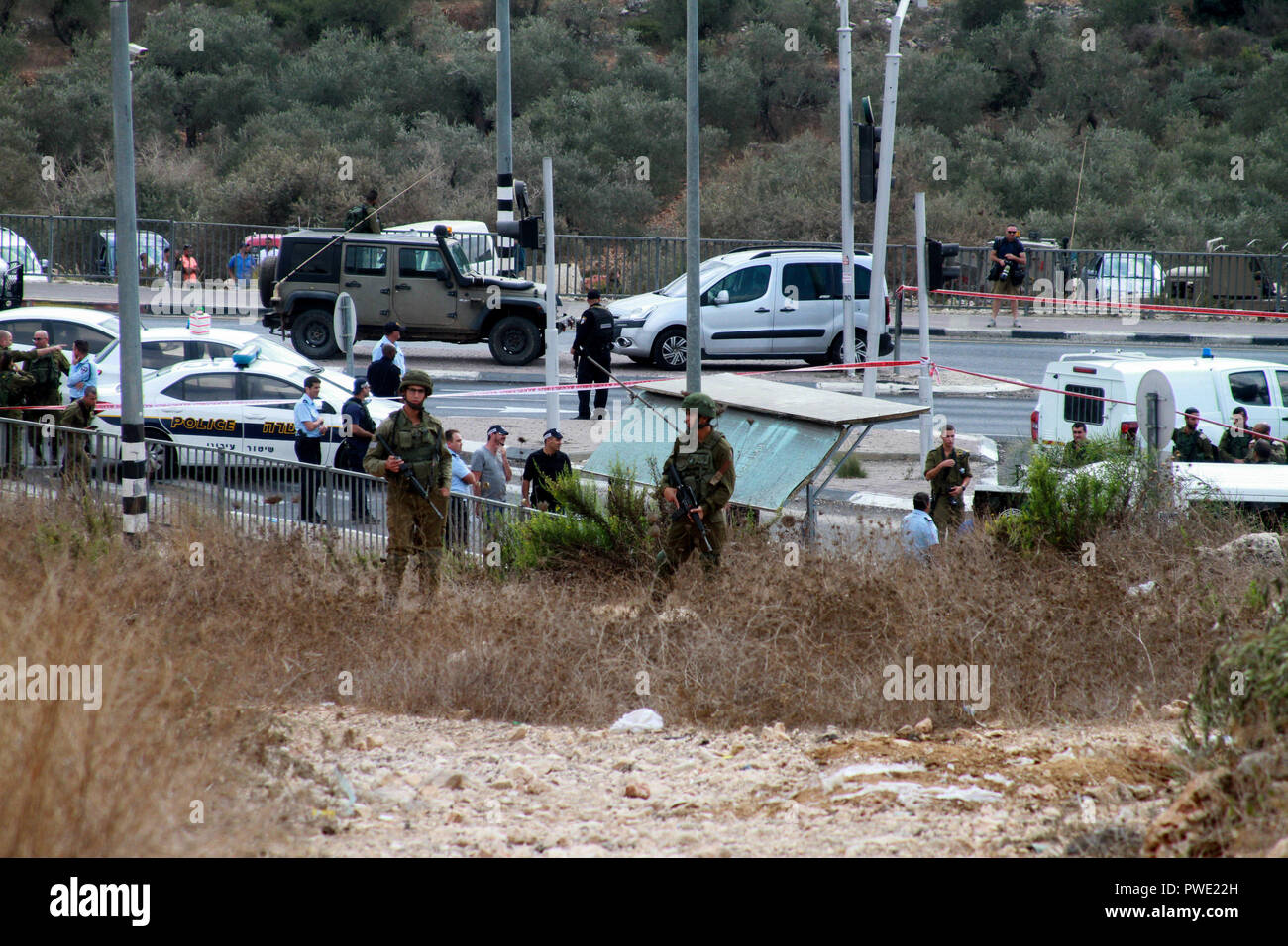 Oktober 15, 2018 - israelische Truppen und der Polizei sammeln an einer Bushaltestelle in der Nähe der israelischen Siedlung Ariel, der Stadt Salfit, wo eine Palästinensische Jugend versucht ein Soldat Stab vor geschossen wurde und von anderen Soldaten getötet zu angrenzenden. Während der letzten Woche Spannungen zwischen israelischen Siedlern und Palästinensern haben hohe, mit einem 45 Jahre alten palästinensischen Frau am vergangenen Freitag durch israelische Siedler hurling Rocks an Ihrem Fahrzeug in der Nähe der Zaatara Checkpoint in Nablus getötet. Die Website der Vorfall wurde in der Nähe der Barkan Industrial Zone, wo Ein palästinensischer Mann zwei israelischen Kollegen getötet und verwundet anot Stockfoto