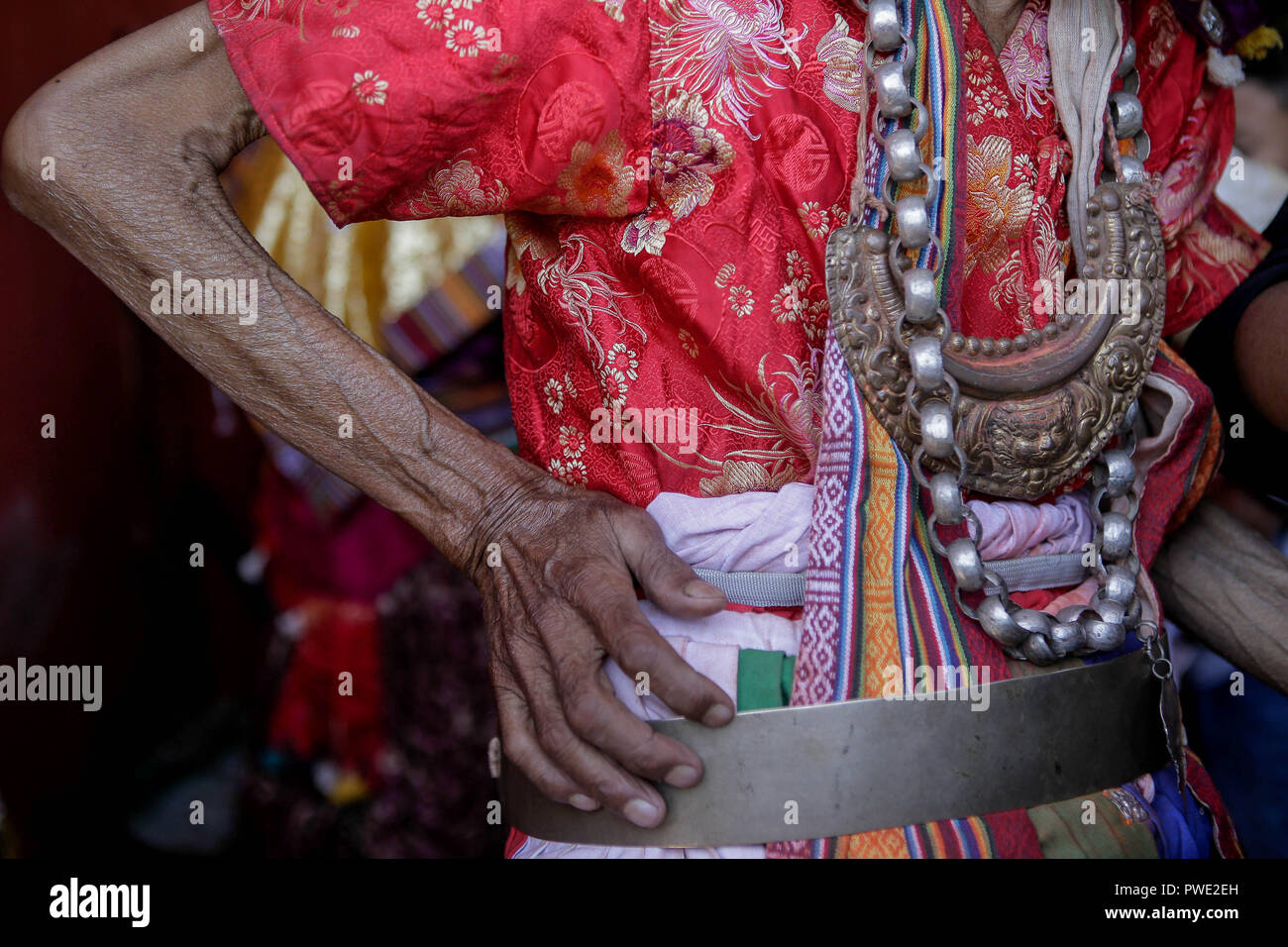 Eine Nepalesische devotee bereitet sich auf die religiöse Maske Leistung während des Shikali Festival. Shikali Festival 300 Jahre alt Festival feierte durch ethnische Newari Gemeinschaft von Khokana Dorf während des Festivals Anhänger tragen Masken der verschiedenen Gottheiten, Tänze aufführen, und das Opfer, Tiere in der Hoffnung, immer den Segen der Götter. Menschen bilden das Dorf Shikali Festival als Alternative von dashain Festival feiern, feiert den Sieg der Götter über das Böse. Stockfoto