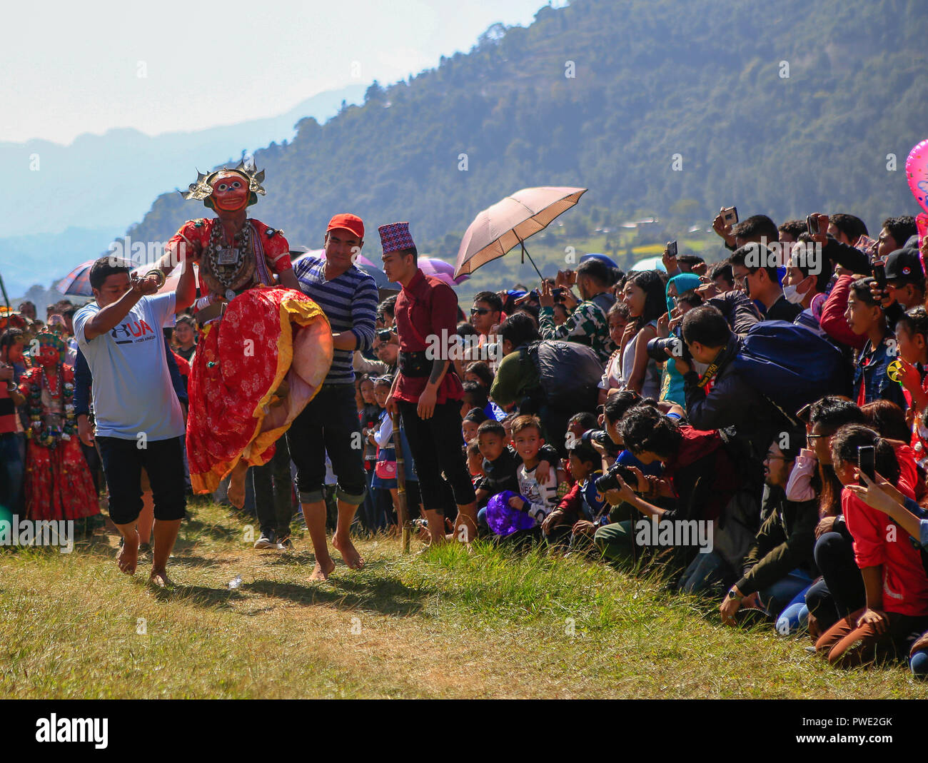 Kathmandu, Nepal. 15 Okt, 2018. Eine Nepalesische devotee gekleidet als Gottheit springt während der Prozession von Shikali Festival. Shikali Festival 300 Jahre alt Festival feierte durch ethnische Newari Gemeinschaft von Khokana Dorf während des Festivals Anhänger tragen Masken der verschiedenen Gottheiten, Tänze aufführen, und das Opfer, Tiere in der Hoffnung, immer den Segen der Götter. Menschen bilden das Dorf Shikali Festival als Alternative von dashain Festival feiern, feiert den Sieg der Götter über das Böse. Credit: Sunil Pradhan/SOPA Images/ZUMA Draht/Alamy leben Nachrichten Stockfoto