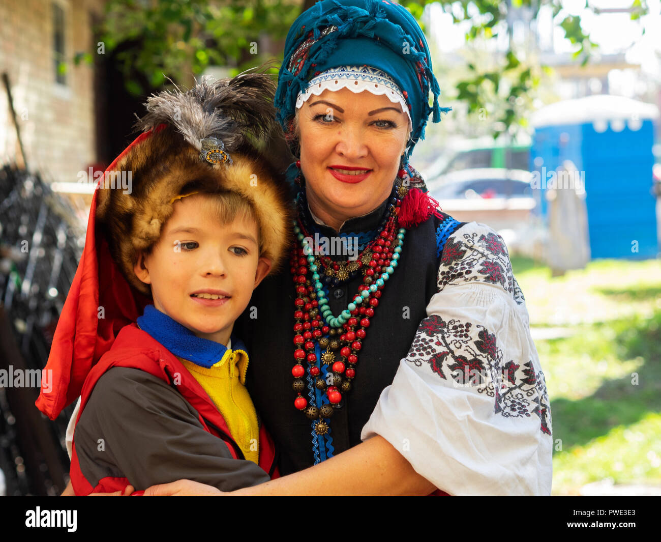 Borispol, Ukraine. 14. Okt 2018. Schönheit Ukrainisch Frau in Tracht mit Sohn. - Den Schutz der Jungfrau ist ein nationaler Feiertag, der von der Ukrainischen Orthodoxen Kirche gefeiert. An diesem Tag gleichzeitig die Urlaub der ukrainischen Kosaken, der Tag der Gründung der Ukrainischen aufständischen Armee und der Tag der Verteidiger der Ukraine gefeiert. Quelle: Igor Golovnov/Alamy leben Nachrichten Stockfoto