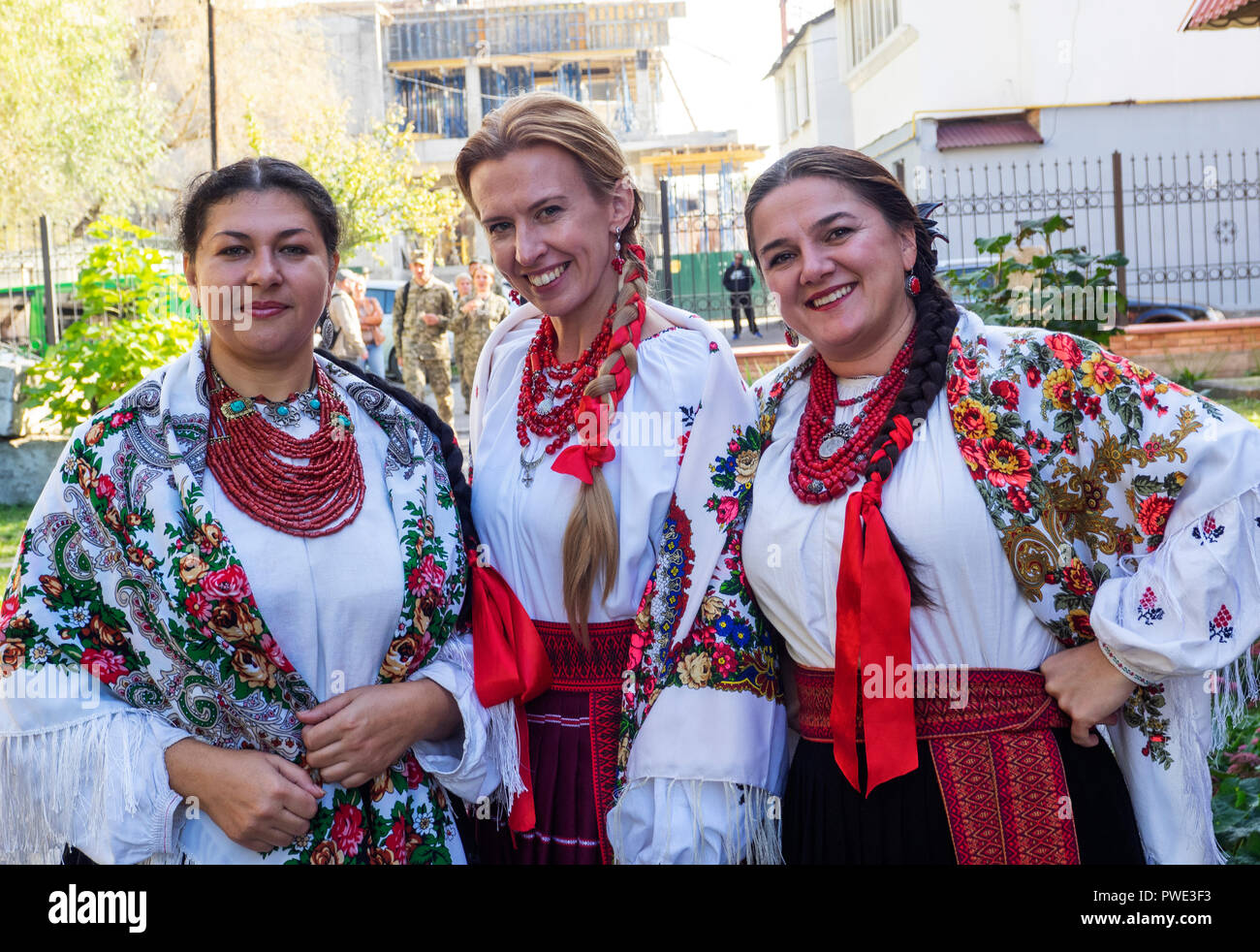 Borispol, Ukraine. 14. Okt 2018. Schönheit Ukrainische Frauen in Tracht. - Den Schutz der Jungfrau ist ein nationaler Feiertag, der von der Ukrainischen Orthodoxen Kirche gefeiert. An diesem Tag gleichzeitig die Urlaub der ukrainischen Kosaken, der Tag der Gründung der Ukrainischen aufständischen Armee und der Tag der Verteidiger der Ukraine gefeiert. Quelle: Igor Golovnov/Alamy leben Nachrichten Stockfoto