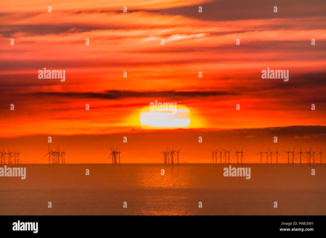 Eastbourne, East Sussex, UK..15 Oktober 2018.. Atemberaubender Sonnenuntergang über dem Offshore-Windpark E.ON Rampion im Ärmelkanal vor der Küste von Sussex. Aufnahme aus dem Bereich "Beachy Head". Stockfoto