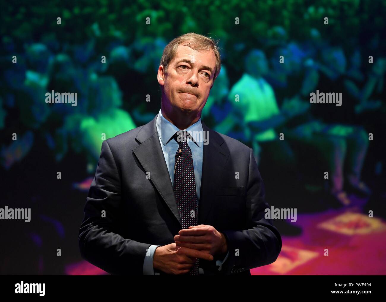 Bournemouth, UK. 15. Oktober 2018. Nigel Farage, Mdep gibt seine Rede bei der Verlassen bedeutet Rally Brexit in Bournemouth International Centre zu speichern lassen, (BIC), Dorset, UK Credit: Finnbarr Webster/Alamy leben Nachrichten Stockfoto