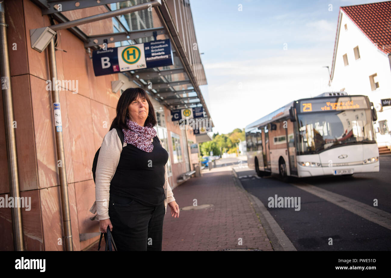 Schoelkrippen, Bayern. 26 Sep, 2018. Die Katholische bus Pastor Christa Klebba ist das Warten auf den Bus am Bahnhof. (Dpa-Korr "Nächster Halt: Seele Heil - Unterfranken Wetten auf Bus Seelsorge" vom 16.10.2018) Credit: Nicolas Armer/dpa/Alamy leben Nachrichten Stockfoto