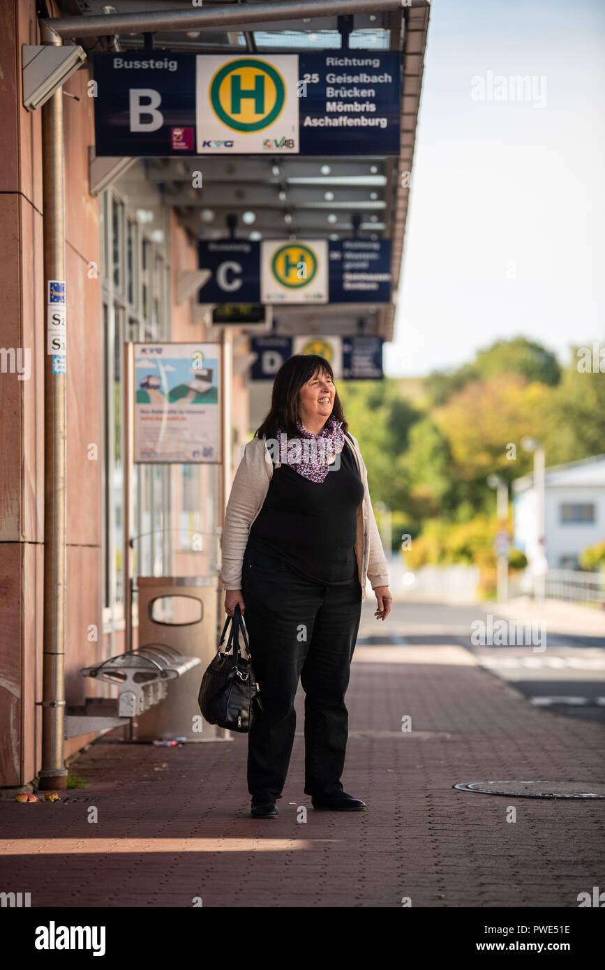 Schoelkrippen, Bayern. 26 Sep, 2018. Die Katholische bus Pastor Christa Klebba ist das Warten auf den Bus am Bahnhof. (Dpa-Korr "Nächster Halt: Seele Heil - Unterfranken Wetten auf Bus Seelsorge" vom 16.10.2018) Credit: Nicolas Armer/dpa/Alamy leben Nachrichten Stockfoto