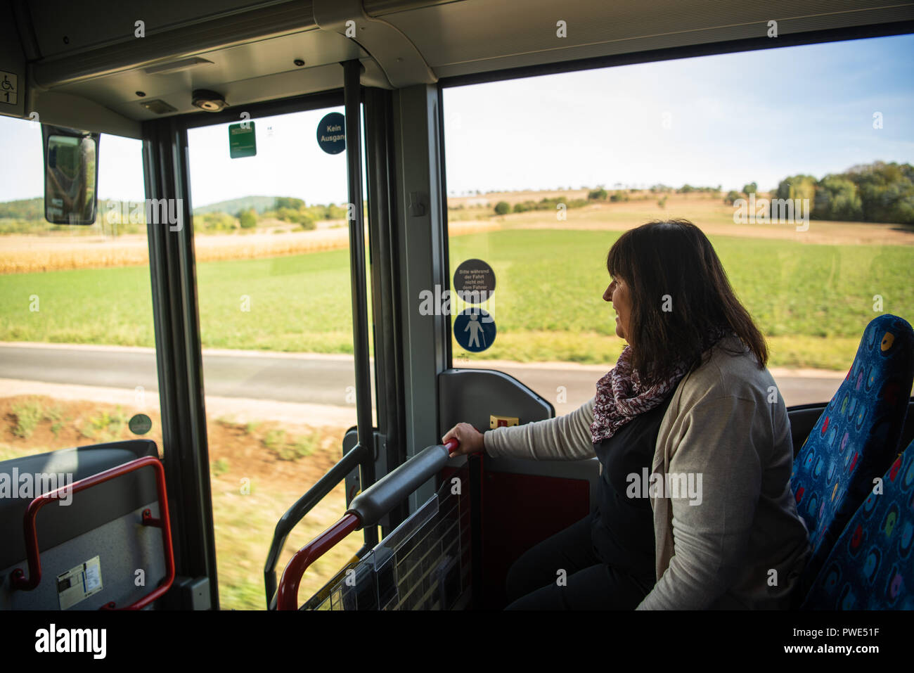 Schoelkrippen, Bayern. 26 Sep, 2018. Die katholische Bus pastor Christa Klebba dauert mit dem Bus nach Aschaffenburg. (Dpa-Korr "Nächster Halt: Seele Heil - Unterfranken Wetten auf Bus Seelsorge" vom 16.10.2018) Credit: Nicolas Armer/dpa/Alamy leben Nachrichten Stockfoto