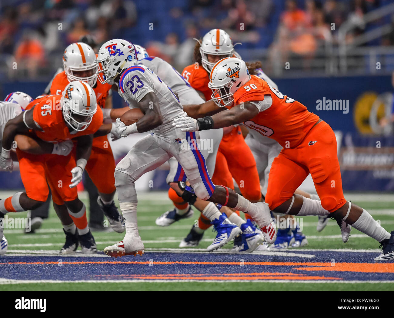 San Antonio, TX, USA. 13 Okt, 2018. UTSA Roadrunner defensive Ende, Eric Banken (90), während der NCAA Football Spiel zwischen der Universität von Texas in San Antonio Roadrunners und der Louisiana Tech Bulldoggen, in San Antonio, TX. (Absolut komplette Fotograf & Company Credit: Joseph Calomeni/MarinMedia.org/Cal Sport Media) Credit: Csm/Alamy leben Nachrichten Stockfoto