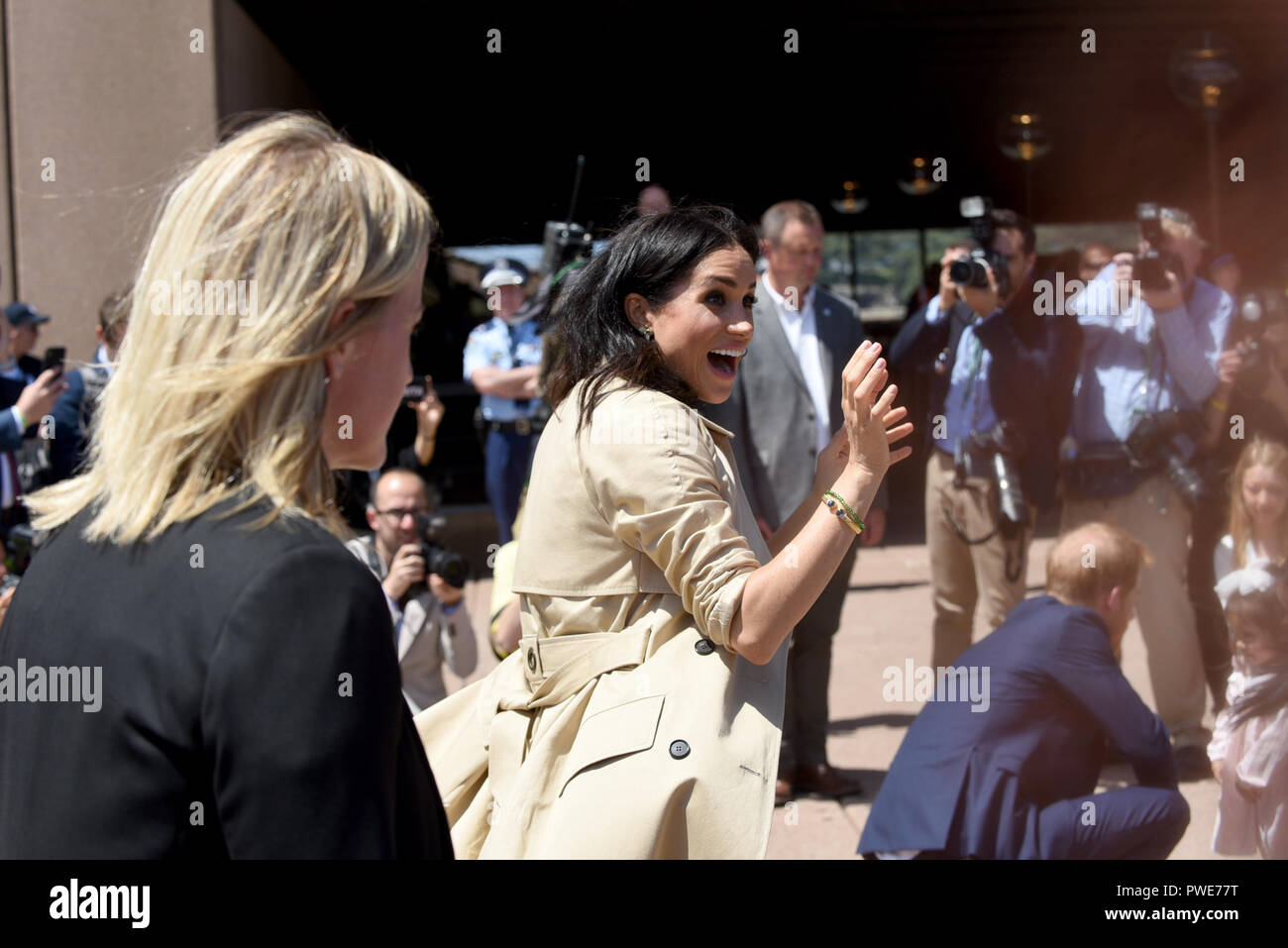 Sydney, Australien. 16 Okt, 2018. Herzogin Meghan begrüßt Fans vor der Oper. Prinz Harry und seine Frau Meghan sind auf ihrer ersten offiziellen gemeinsamen Reise im Ausland seit der Hochzeit im Mai und einen 16-tägigen Tour durch Australien, Neuseeland, Fidschi und das Königreich Tonga. Credit: Larissa Hinz/dpa/Alamy leben Nachrichten Stockfoto