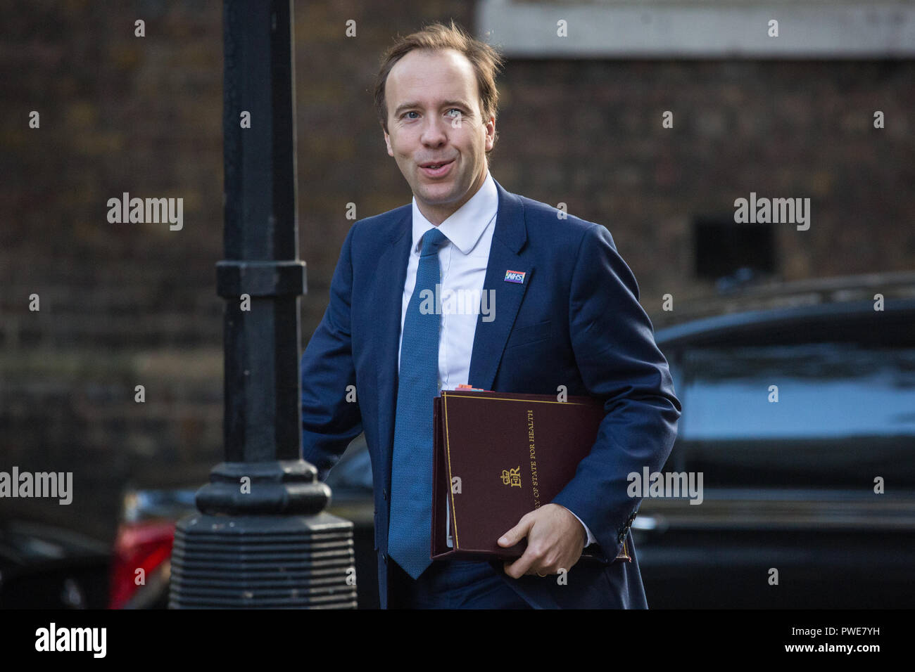 London, Großbritannien. 16. Oktober, 2018. Matt Hancock MP, Staatssekretär für Gesundheit und Soziales, kommt an 10 Downing Street für eine Kabinettssitzung in dem Premierminister Theresa Mai erwartet wird, Cabinet Unterstützung fordern die Staats- und Regierungschefs der EU ihre irischen Rücklaufsperre Vorschlag zu einem Europäischen Abendessen am folgenden Abend zu suchen. Credit: Mark Kerrison/Alamy leben Nachrichten Stockfoto