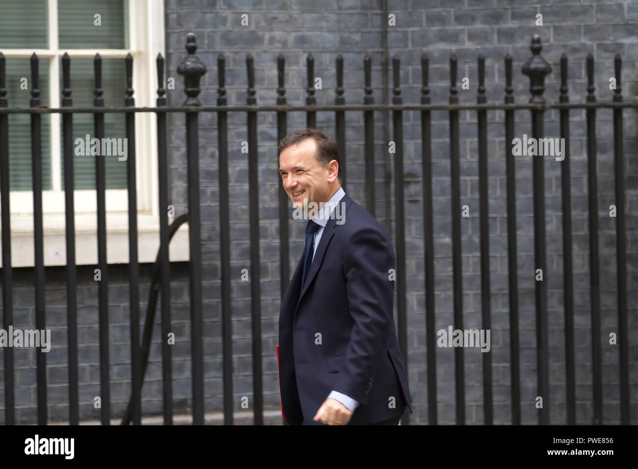 London, UK, 16. Oktober 2018, Staatssekretär für Wales die Rt Hon Alun Cairns MP kommt für die Kabinettssitzung in 10 Downing Street, vor einer Kreditklemme Brüsseler Gipfel morgen. Theresa May wird eine Beschwerde deadlock auf dem Gipfel zu brechen. Top Minister trafen spät letzte Nacht in Andrea Leadsom's Büro beim essen Pizza Details weiter. Credit: Keith Larby/Alamy Leben Nachrichten zu diskutieren Stockfoto