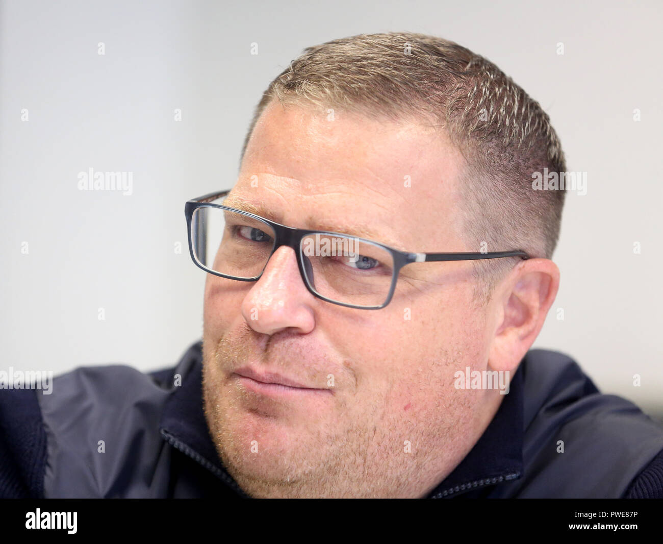 02 Oktober 2018, Nordrhein-Westfalen, Mönchengladbach: Max Eberl, Sportdirektor bei Borussia Mönchengladbach, beantwortet Fragen von Journalisten. (Dpa: "Eberl's Erfolgsrezept: Offenheit, Ehrlichkeit und ein bisschen Glück" vom 16.10.2018) Foto: Roland Weihrauch/dpa Stockfoto 02 Oktober 2018, Nordrhein-Westfalen, Mönchengladbach: Max Eberl, Sportdirektor bei Borussia Mönchengladbach, beantwortet Fragen von Journalisten. (Dpa: "Eberl's Erfolgsrezept: Offenheit, Ehrlichkeit und ein bisschen Glück" vom 16.10.2018) Foto: Roland Weihrauch/dpa Stockfoto