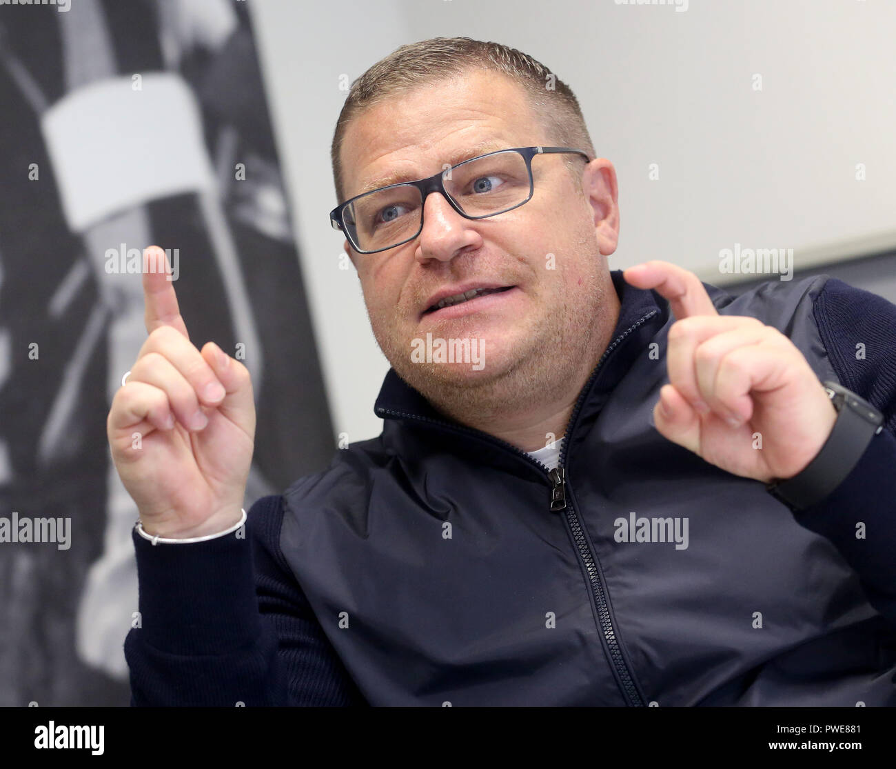 02 Oktober 2018, Nordrhein-Westfalen, Mönchengladbach: Max Eberl, Sportdirektor bei Borussia Mönchengladbach, beantwortet Fragen von Journalisten. (Dpa: "Eberl's Erfolgsrezept: Offenheit, Ehrlichkeit und ein bisschen Glück" vom 16.10.2018) Foto: Roland Weihrauch/dpa Stockfoto 02 Oktober 2018, Nordrhein-Westfalen, Mönchengladbach: Max Eberl, Sportdirektor bei Borussia Mönchengladbach, beantwortet Fragen von Journalisten. (Dpa: "Eberl's Erfolgsrezept: Offenheit, Ehrlichkeit und ein bisschen Glück" vom 16.10.2018) Foto: Roland Weihrauch/dpa Stockfoto