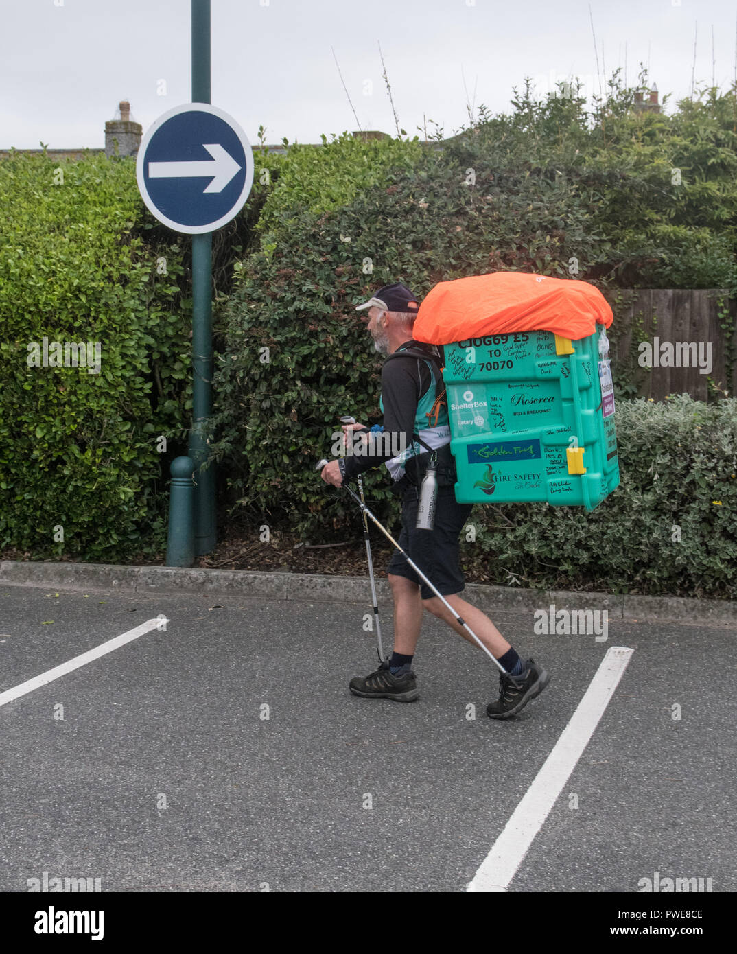 Penzance, Cornwall, UK. 16. Oktober 2018. Colin Bell ist aufgrund seiner epischen Spaziergang von John O'Groats zu Lands End heute abzuschließen. Durchführung einer shelterbox auf seinem Rücken. Er hat auch die drei Gipfel des Ben Nevis, Scafell Pike und snowdon enthalten, bei denen rund 1100 Meilen - in zwei Beine wegen der Verletzung. Er hebt awarenes und Mittel für die hilfsorganisation Shelterbox. Für weitere Informationen wenden Sie sich bitte an alamy Nachrichten auf 01235 844690: Simon Maycock/Alamy leben Nachrichten Stockfoto