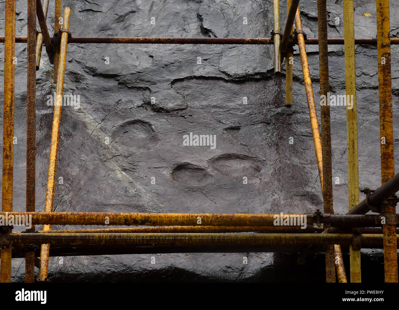 Peking, China. 15 Okt, 2018. Foto am Okt. 15, 2018 zeigt die versteinerte Fußabdrücke von Dinosauriern in der Yanqing globale Geopark Yanqing Bezirk von Peking, der Hauptstadt von China. Fachleute aus China und Griechenland haben gemeinsame Konservierungsarbeiten auf versteinerte Fußabdrücke von Dinosauriern in Yangqing begann sie von Wetter, um Beschädigungen zu vermeiden. Die Abdrücke sind vermutlich durch die Dinosaurier vor 150 Millionen Jahren gelassen zu werden. Credit: xiaoguang Luo/Xinhua/Alamy leben Nachrichten Stockfoto