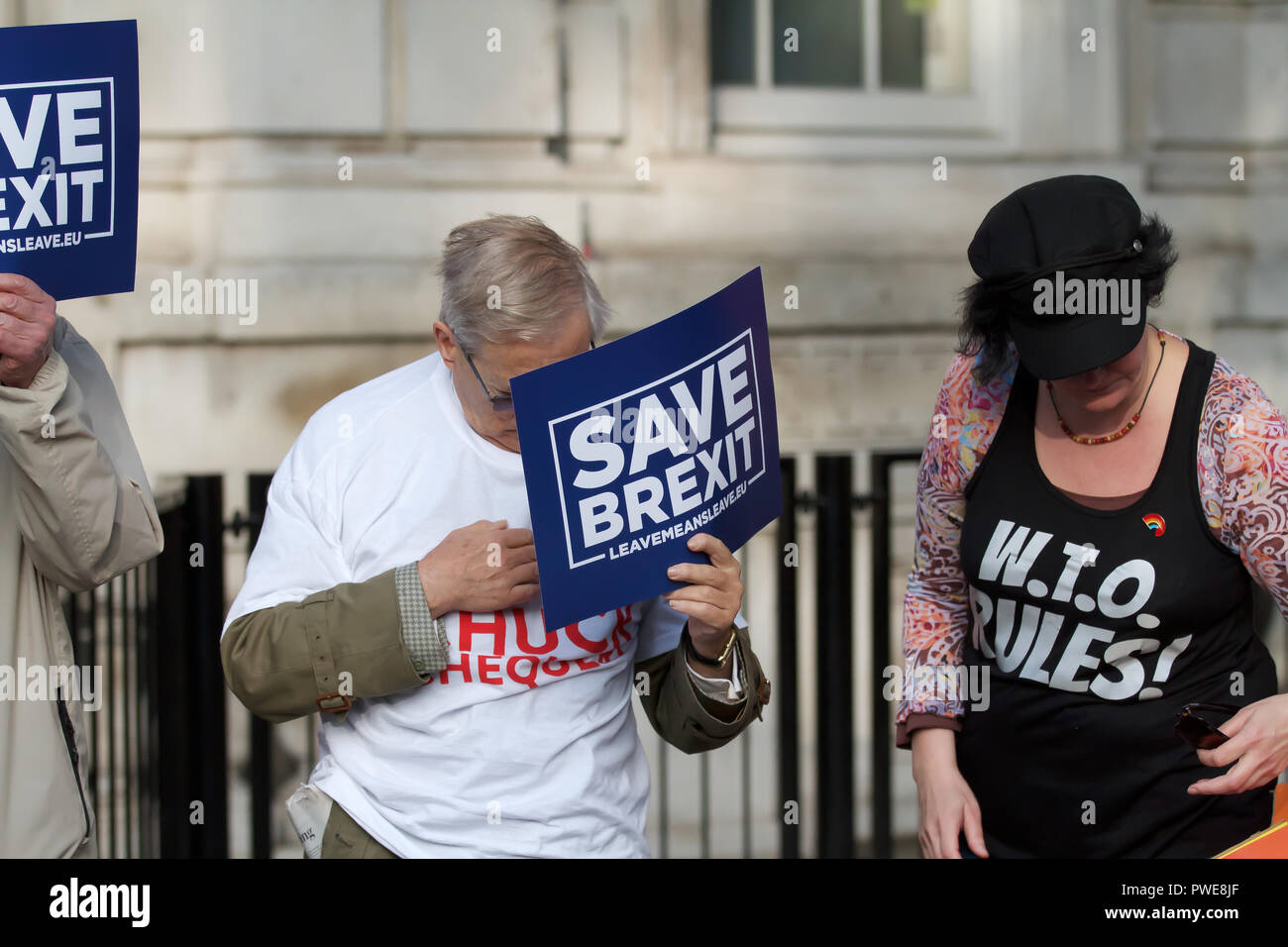 London, UK, 16. Oktober 2018, Speichern Brexit Demonstranten außerhalb der Downing Street als Minister für die Kabinettssitzung ankommen, vor einer Kreditklemme Brüsseler Gipfel morgen. Theresa May wird eine Beschwerde deadlock auf dem Gipfel zu brechen. Top Minister trafen spät letzte Nacht in Andrea Leadsom's Büro beim essen Pizza Details weiter. Credit: Keith Larby/Alamy Leben Nachrichten zu diskutieren Stockfoto