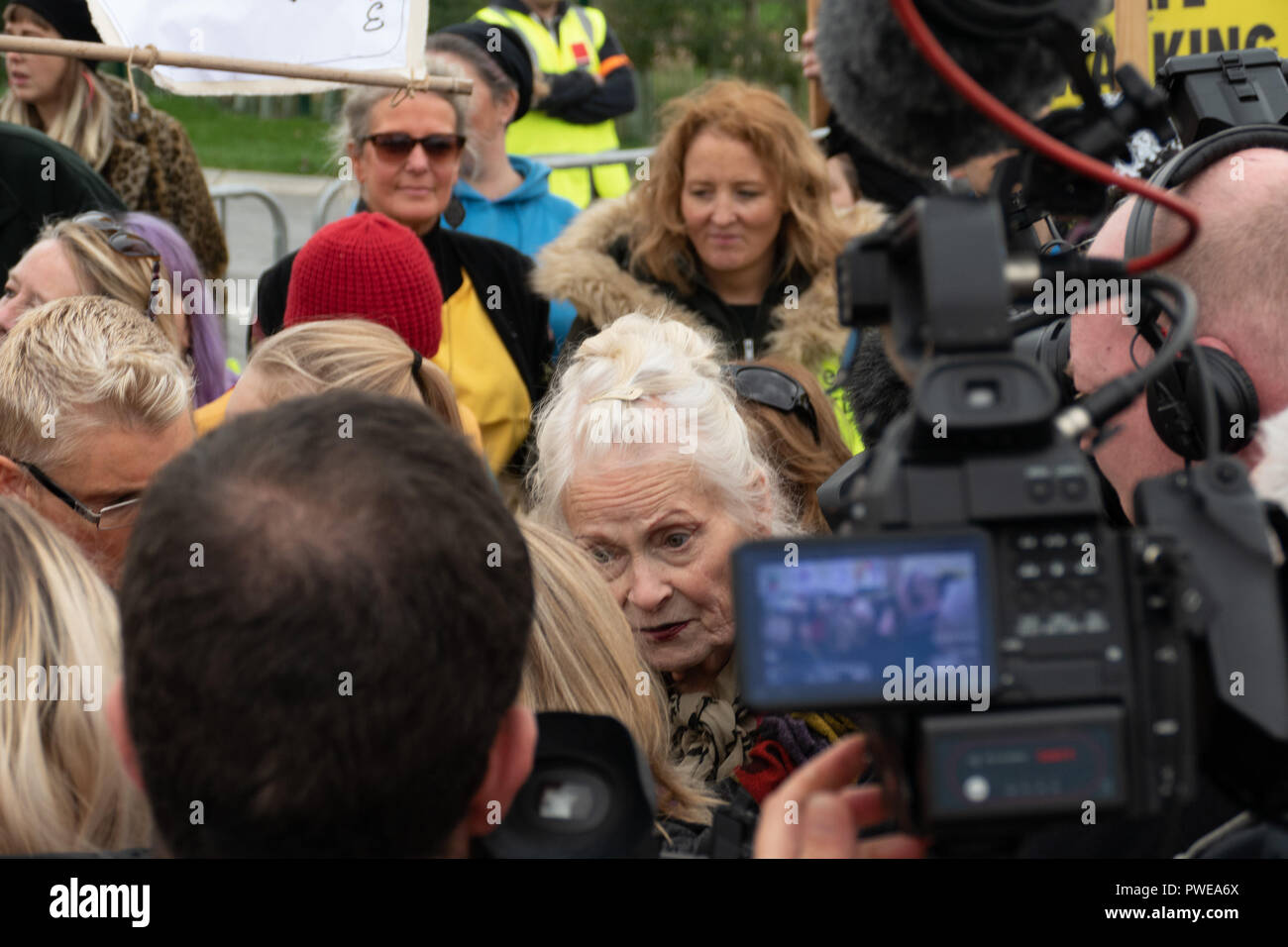 Blackpool Großbritannien, 16. Oktober 2018. Nachrichten. Wie die fracking Cuadrilla contiues am Standort in der Nähe von Blackpool. Ein Gast gesammtsumme von Dame Vivienne Westwood ihre Unterstützung für die Anwohner und für die anti-fracking Protest zeigt, © Gary Telford/Alamy leben Nachrichten Stockfoto