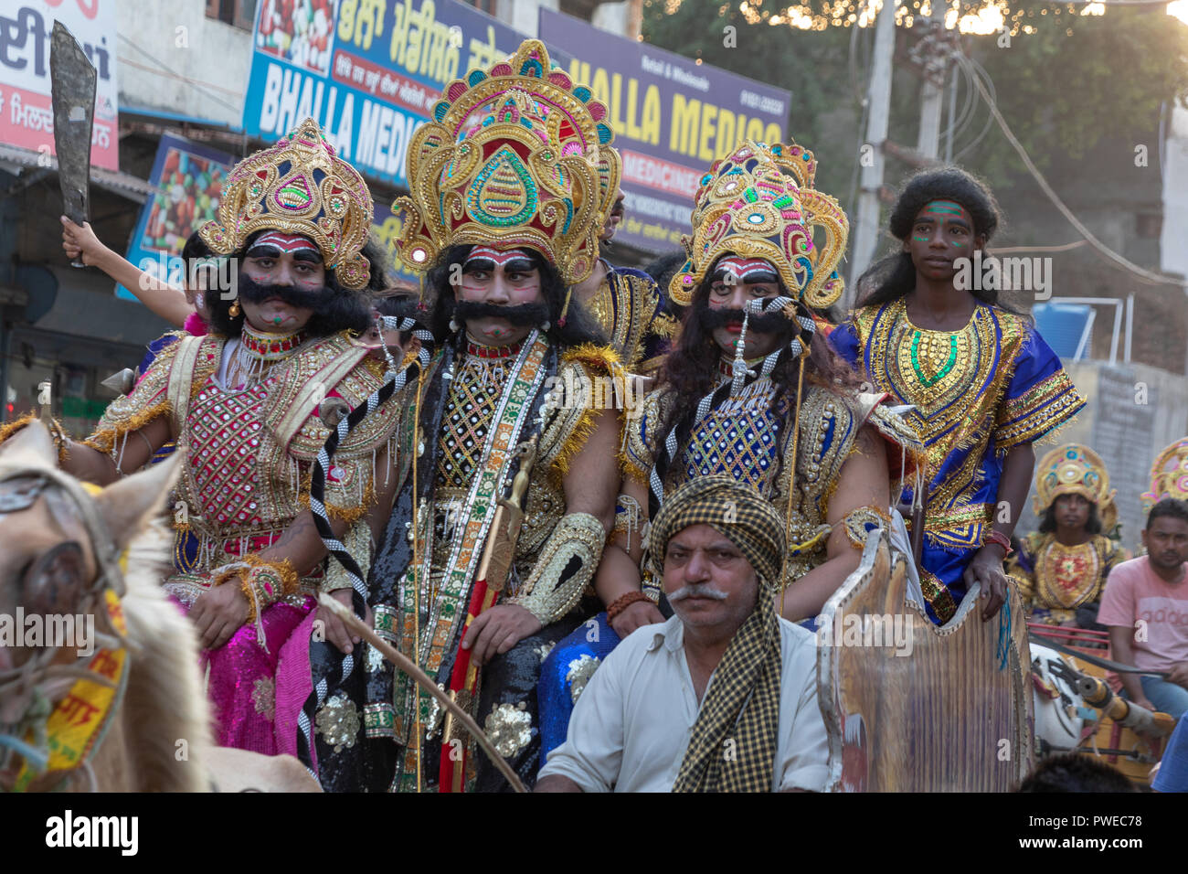 Nakodar, Panjab, Indien. 16. Oktober 2018. Abends Straße Szenen im Norden Panjab Marktstadt Nakodar feiern Navratri hinduistische Fest. 2018, navratri Fest fällt am 10. Oktober und endet am 18. Oktober. Das Festival ist bekannt für neun Tage und neun Nächte. Navratri fällt im Monat Ashvin und das Festival feiert die Göttin Durga Sieg über einen Dämon dharma wiederherzustellen. Hindus glauben, dass Lord Shiva die Erlaubnis erteilt, zu seiner Frau Göttin Durga für ihre Mutter sehen für nur neun Tage. Credit: WansfordPhoto/Alamy leben Nachrichten Stockfoto