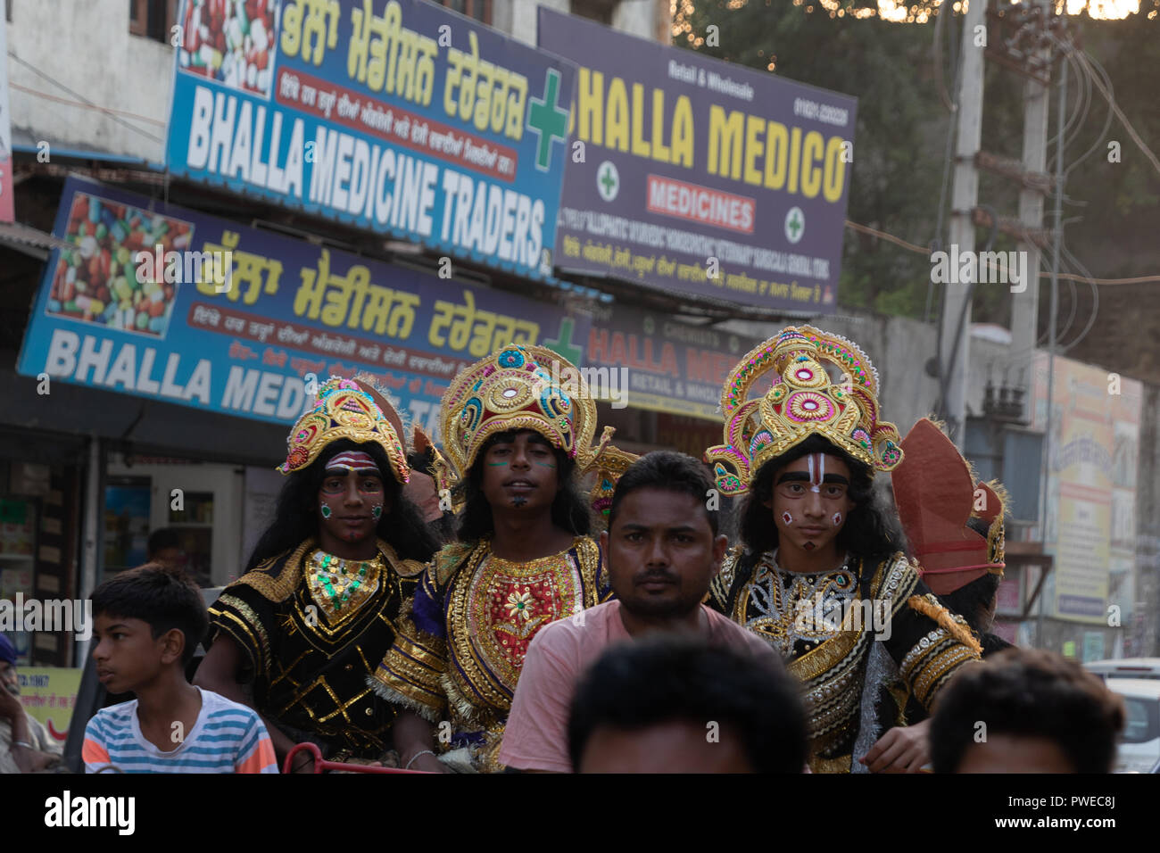 Nakodar, Panjab, Indien. 16. Oktober 2018. Abends Straße Szenen im Norden Panjab Marktstadt Nakodar feiern Navratri hinduistische Fest. 2018, navratri Fest fällt am 10. Oktober und endet am 18. Oktober. Das Festival ist bekannt für neun Tage und neun Nächte. Navratri fällt im Monat Ashvin und das Festival feiert die Göttin Durga Sieg über einen Dämon dharma wiederherzustellen. Hindus glauben, dass Lord Shiva die Erlaubnis erteilt, zu seiner Frau Göttin Durga für ihre Mutter sehen für nur neun Tage. Credit: WansfordPhoto/Alamy leben Nachrichten Stockfoto