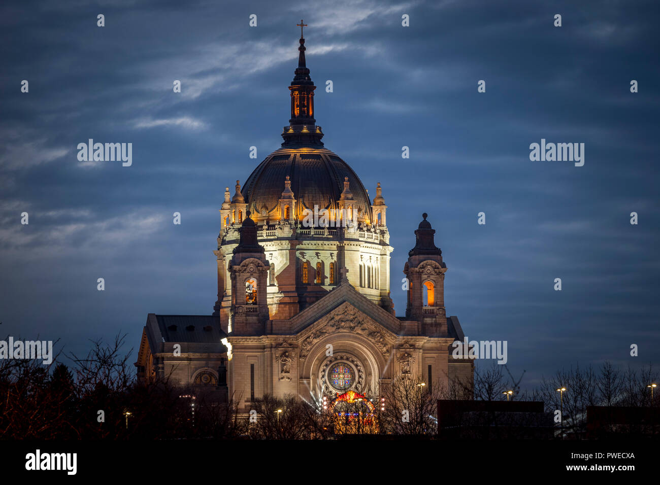 Die Kathedrale von Saint Paul beleuchtet für den Red Bull Crashed Iced 2018 Veranstaltung. Stockfoto