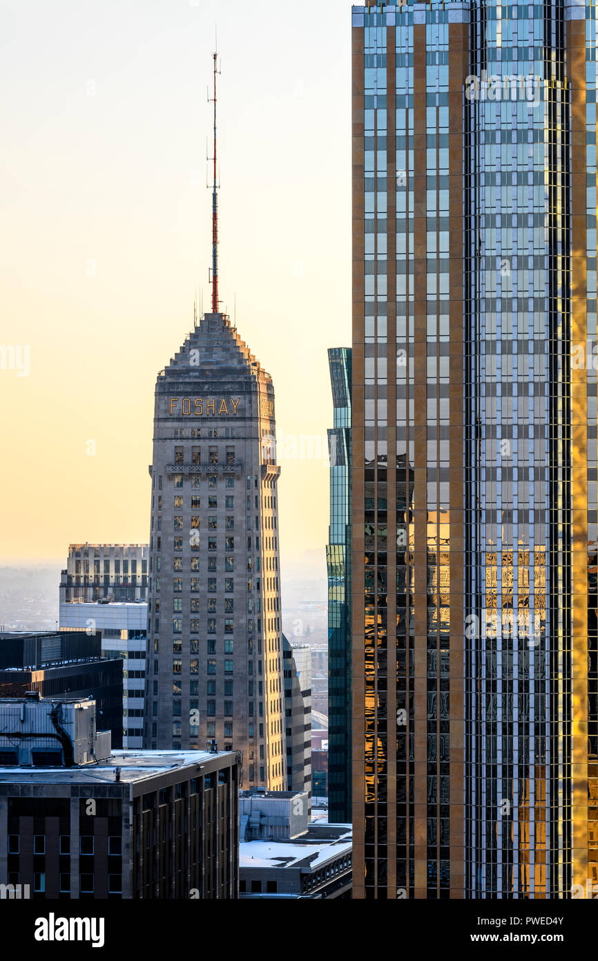 Die foshay Turm neben dem Wells Fargo Center in Minneapolis, Minnesota. Stockfoto
